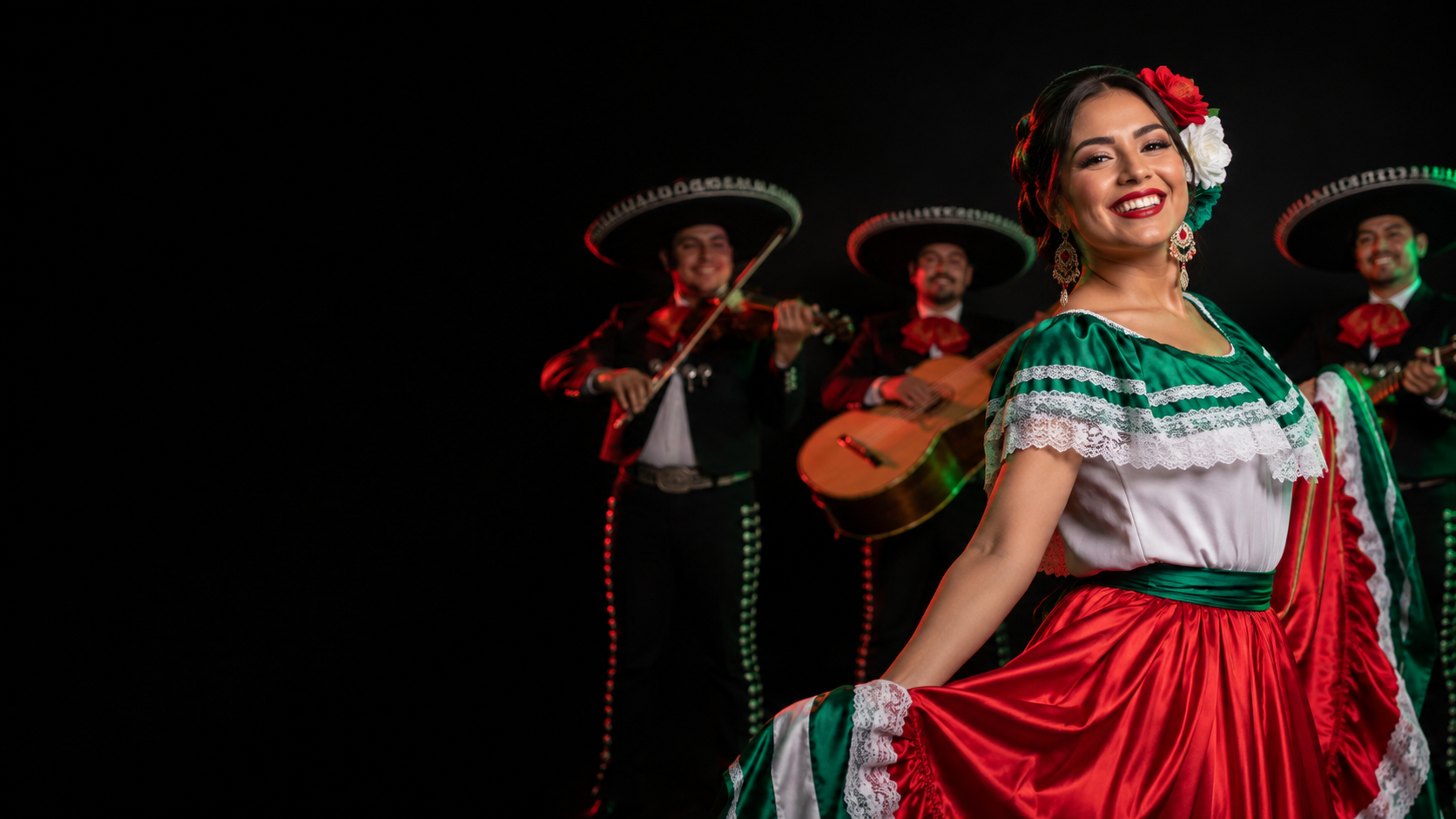 Mujer mexicana sonriente con vestido folclórico acompañada por mariachis